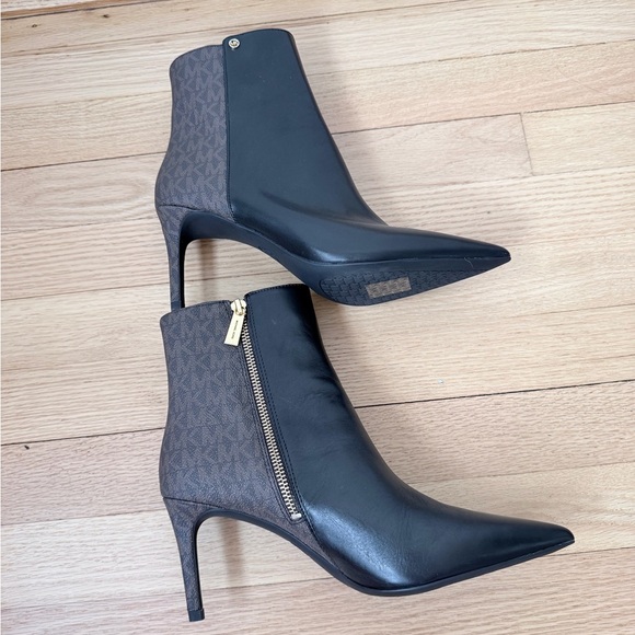 Michael Kors size 7.5 Alina Flex Leather and Logo Ankle Boot black brown heels - Picture 4 of 8
